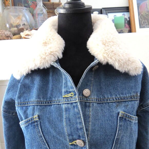 Highway Women's Cropped Denim Trucker Jacket Faux Fur Collar M EUC - Picture 3 of 14